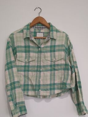 American Eagle Outfitters Green and Cream Plaid Cropped Flannel